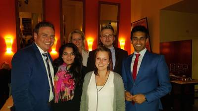 Aliza Mushtaq (2.v.l.) und Helena Griesbeck (2.v.r.)