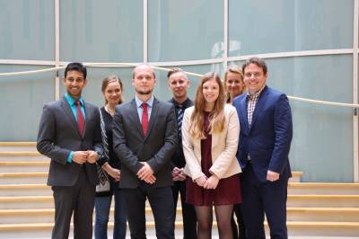 Lea Kppers (3.v.r.) und Gregor Kalinowski (3.v.l.)